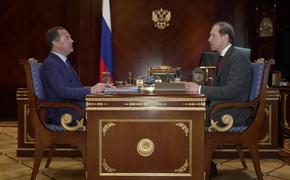 Медведев обсудил с Мантуровым вопросы военно-промышленного комплекса