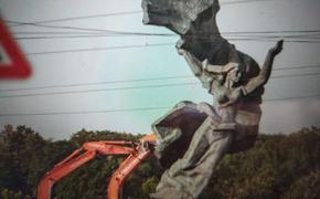 Почему националисты Латвии так боятся снесенного памятника Освободителям Риги