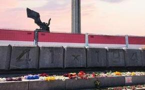 Издевательства над памятником Освободителям Риги продолжаются