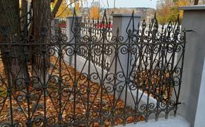 Городской сад Нязепетровска украсило новое ограждение