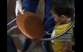 В Челябинской области двухлетний малыш застрял головой в железной спинке стула
