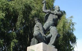 Националисты Латвии демонтировали памятник защитникам города в период ВОВ