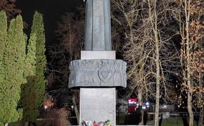 Памятник латгальскому Алеше: землю спасая, мир защищая, шел вперед солдат