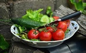 Эксперты объяснили рост цен на огурцы и помидоры