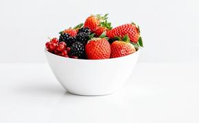 Врач Перевалова порекомендовала употреблять полстакана ягод в день