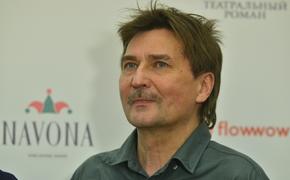 Юрий Бутусов уволился с поста главного режиссера Театра имени Вахтангова и сообщил, что не намерен пока возвращаться в Россию
