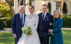 В благодарность за то, что на внучку нет компромата, Джо Байден оплатил ей роскошную свадьбу в Белом доме