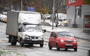 Дептранс Москвы заявил, что водителям автомобилей следует быть более внимательными на дорогах из-за гололедицы  