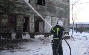 В Хабаровске загорелся нежилой барак