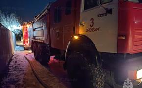 После тушения пожара в частном доме в Оренбурге обнаружены тела четверых человек