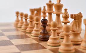 Российские шахматисты до 1 января 2024 года смогут выступать на международных соревнованиях под нейтральным флагом
