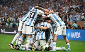 Аргентина выигрывает у Франции со счетом 2:0 после первого тайма финального матча ЧМ по футболу в Катаре