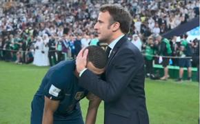 Макрон вышел на поле, чтобы поддержать Мбаппе после проигрыша французской сборной в финале ЧМ по футболу