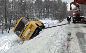 Утром в Челябинской области перевернулся школьный автобус