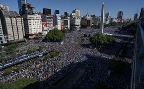 На улицы Буэнос-Айреса поприветствовать сборную Аргентины вышли 4 млн человек — футболистов пришлось эвакуировать на вертолетах