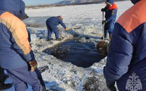 В Хабаровском крае под лед провалился бульдозер с водителем