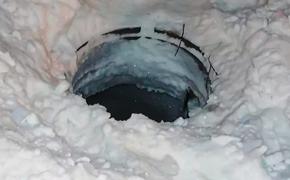 В Магнитогорске мужчина провалился в открытый колодец, засыпанный снегом