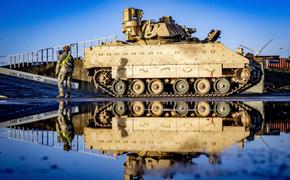 Reuters сообщает, что США осуществляют массовую переброску танков M-1 Abrams и БМП Bradley в Восточную Европу