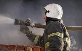 Площадь пожара на рынке в районе железнодорожного вокзала в городе Кинель Самарской области выросла до 1,5 тысячи кв. метров