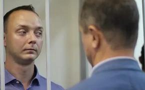 Экс-адвоката Ивана Сафронова обвиняют в дискредитации армии