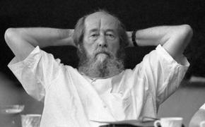 Многосложный Солженицын не подходит к нашим черно-белым временам