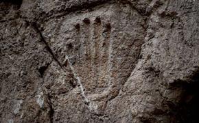 Необъяснимый отпечаток руки был обнаруженный в 1000-летнем оборонительном рве Иерусалима
