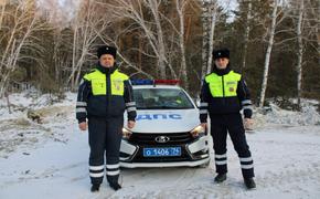 В Челябинской области инспекторы ДПС спасли семью, спавшую в горящем доме