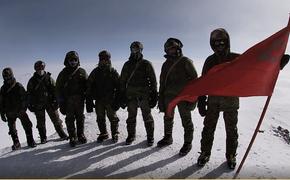 Военные альпинисты РФ совершили ритуальное восхождение на Эльбрус со знаменем победы, у этой горы занимательная история  