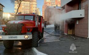В центре Хабаровска из горящего здания эвакуировали семь человек