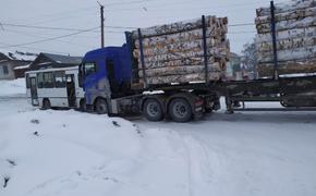 В Челябинской области ПАЗ и МАЗ не поделили дорогу