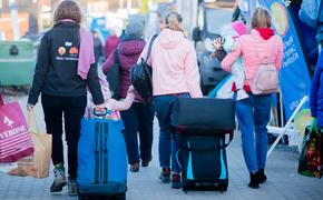Власти Польши обязали уехавших из страны украинских беженцев вернуть полученные пособия