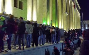 В Грузии второй день протестов: оппозиция призвала блокировать здание парламента, силовики применили водометы и слезоточивый газ