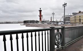 Трезубцы Нептуна вернули на законное место на Биржевом мосту в Петербурге