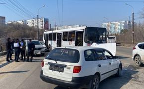В Хабаровске автобус протаранил три машины