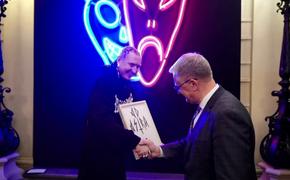 Министр культуры Латвии Пунтулис получил в подарок «звезду» из куриных костей