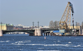 Временные опоры Биржевого моста в Петербурге не уберут до мая