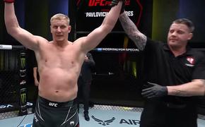 Россиянин Сергей Павлович одержал победу над американцем Кертисом Блейдсом в главном бое турнира UFC
