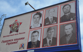 В Хабаровске рекламные баннеры заменили на портреты ветеранов