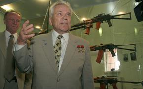 Как Ельцин подарил Калашникову наградной пистолет, а тот назвал презент позором
