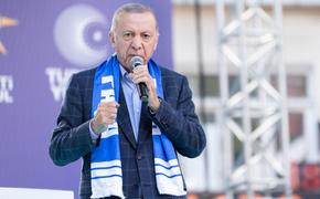 Эрдоган на избирательном участке в Стамбуле раздал деньги детям по случаю отмечаемого в Турции Дня матери
