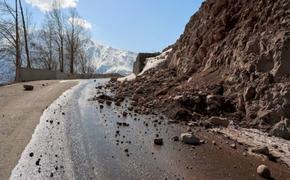 На федеральной трассе в Хабаровском крае обрушился грунт склона