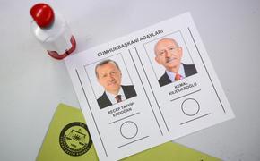 Турецкий политтехнолог Окзан считает почти равными шансы на победу Эрдогана и Кылычдароглу