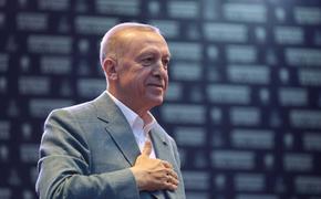 Политолог Марков: отказавшийся взять стакан из рук охранника Эрдоган, вероятно, боится, что его отравят спецслужбы США 