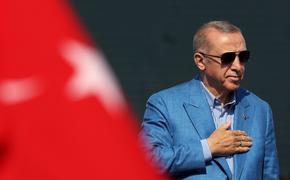 Президент Турции Эрдоган раздал деньги подросткам на избирательном участке в Стамбуле
