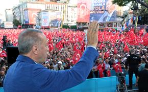Эрдоган прибыл на избирательный участок в Стамбуле