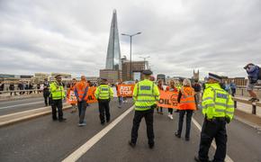 Активисты Just Stop Oil практически остановили автомобильный поток на четырех мостах в Лондоне