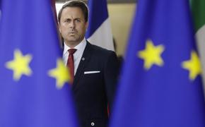 Премьер Люксембурга Беттель  неприличным жестом намекнул украинскому президенту Зеленскому, что ему надо помолчать