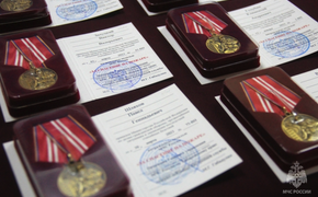 Хабаровских огнеборцев наградили медалями «За спасение на пожаре»
