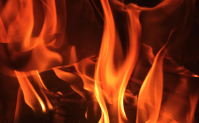 В Хабаровске семь часов тушили пожар в деревянном бараке