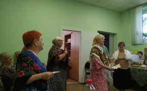 Депутаты ЗСК поздравили отмечающие золотую свадьбу семьи из избирательного округ